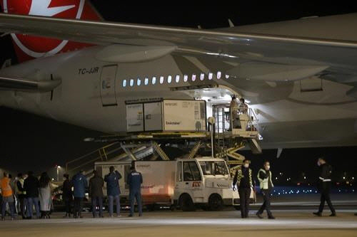 터키 수도 앙카라의 에센보아 공항에 도착한 중국산 코로나19 백신 [아나돌루=연합뉴스]